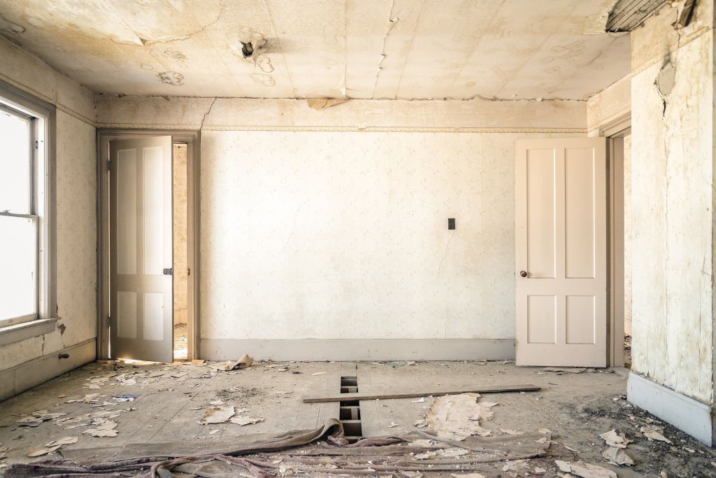 Falak bontásával, ajtónyílás kivágásával, vagy betonozással igényeid szerint alakíthatod a helyiséget. Otthon Mester.